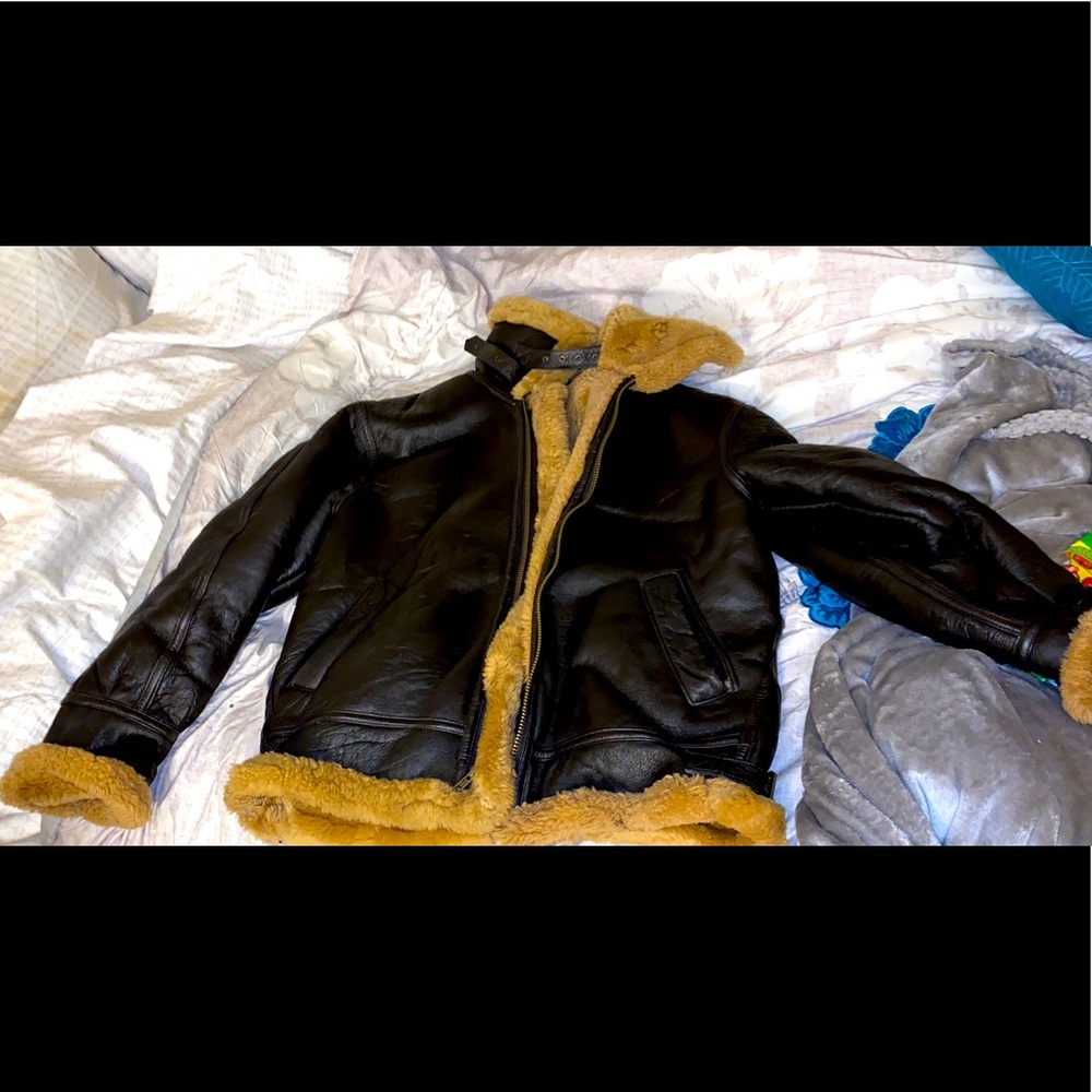 100% Genuine leather Shearling. Size Medium in Women’s but it’s really big!